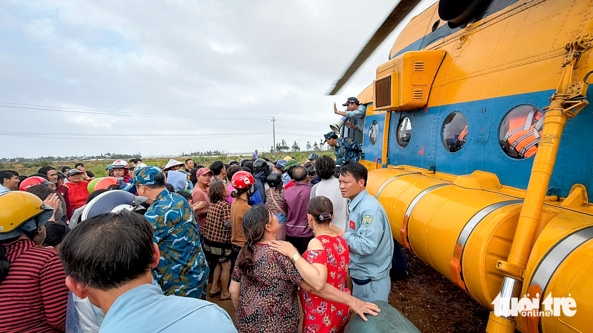 Người dân Phú Yên cũ ùa tới khi trực thăng Trung đoàn 917 hạ cánh đưa hàng cứu trợ khẩn cấp 1 Người dân Phú Yên cũ ùa tới khi trực thăng Trung đoàn 917 hạ cánh đưa hàng cứu trợ khẩn cấp - Ảnh 1.