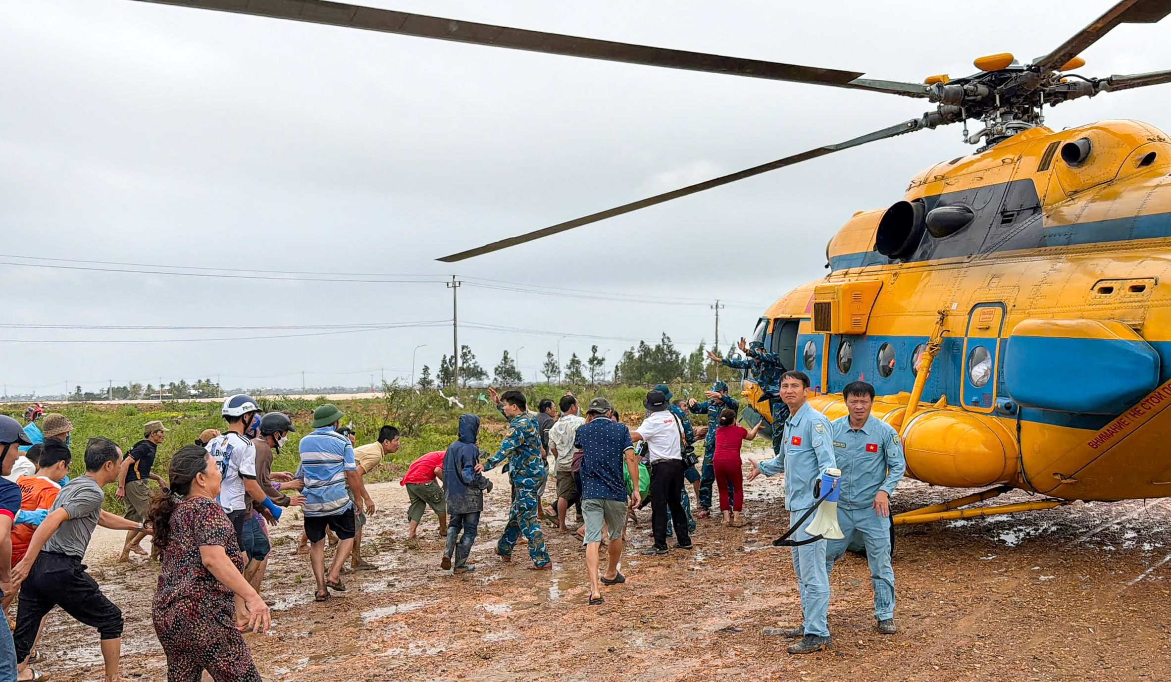 Người dân Phú Yên cũ ùa tới khi trực thăng Trung đoàn 917 hạ cánh đưa hàng cứu trợ khẩn cấp 5 Phú Yên - Ảnh 8.