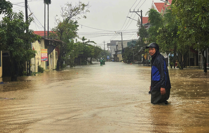 Các tuyến đường trung xã Lệ Thủy ngập 0,5 m. Ảnh: Đắc Thành