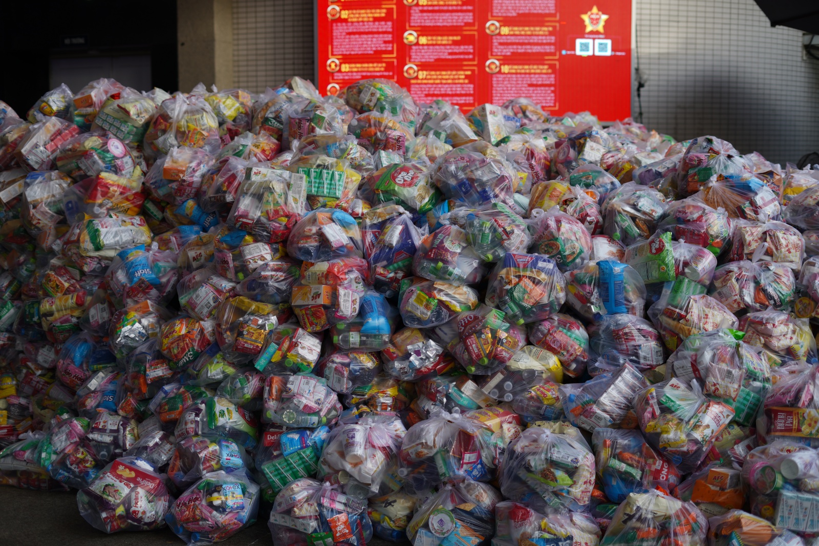 Người dân TP.HCM dành trọn 2 ngày cuối tuần ở các điểm tiếp nhận cứu trợ, ngưng quyên góp một thứ!- Ảnh 1.