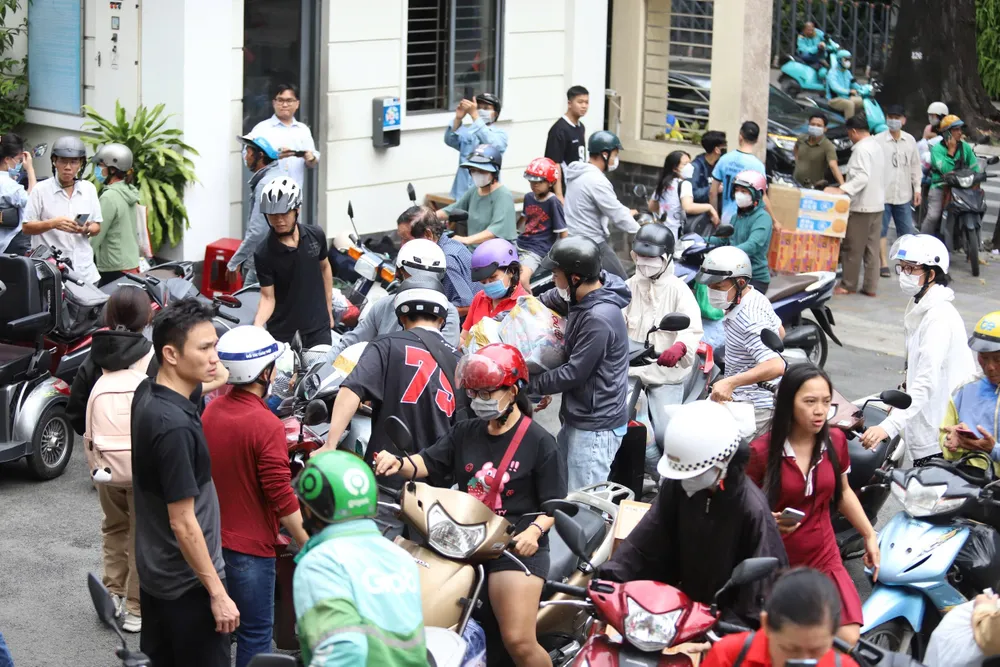 Sáng nay, tại trụ sở Ủy ban MTTQ Việt Nam TP.HCM rất đông người chở hàng cứu trợ đến. Ảnh: BẢO PHƯƠNG dong-bao-vung-bao-lu-11.jpg