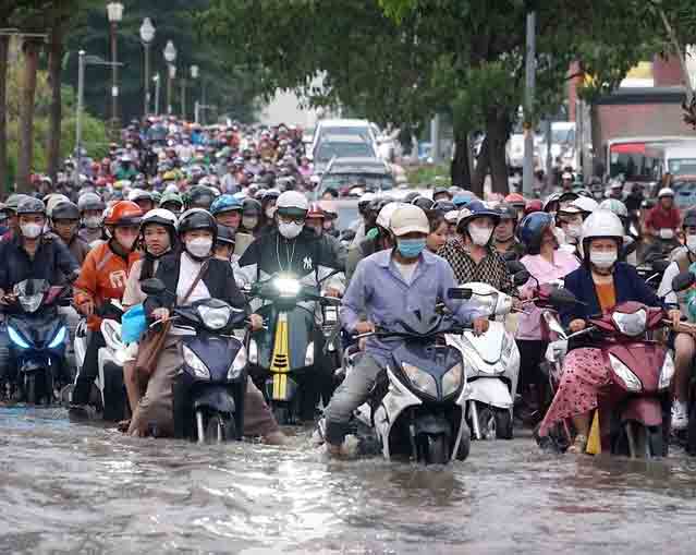 Người dân TP.HCM vẫn sống chung với ngập- Ảnh 1.