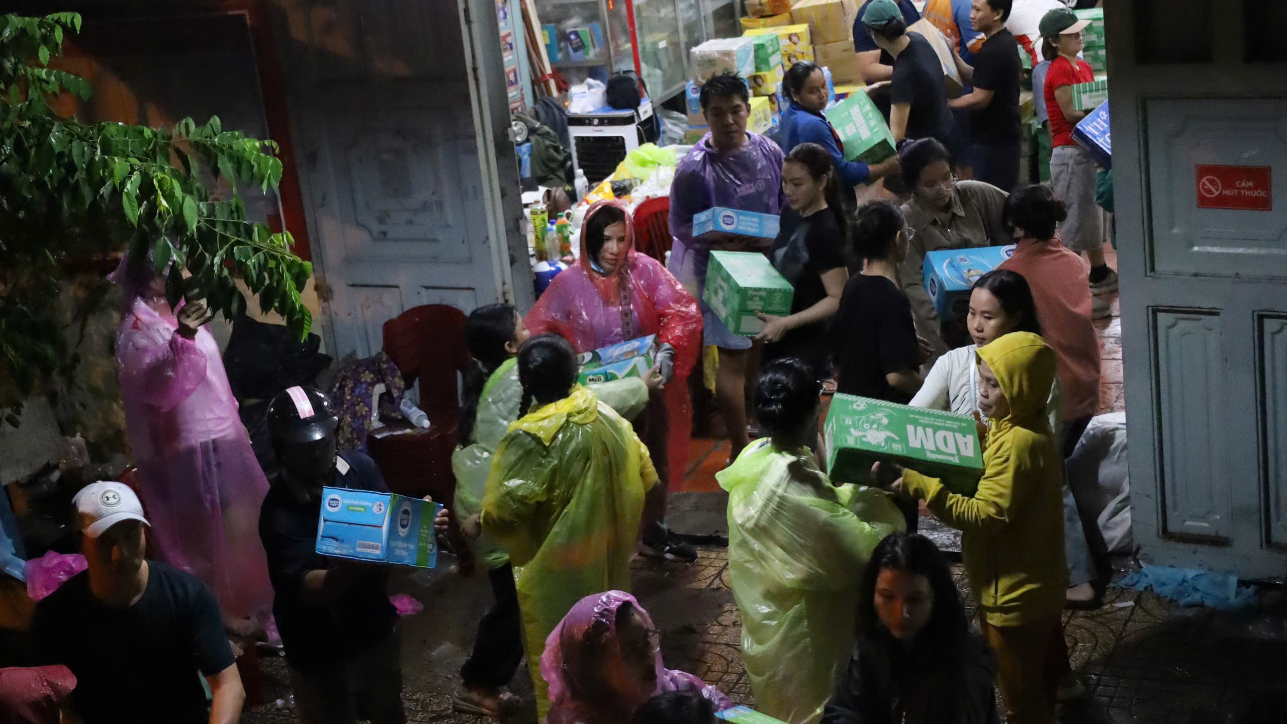 Người dân đội mưa, cùng nhau chuyển hàng cứu trợ kịp chuyến xe từ TP HCM ra miền Trung - Ảnh 1. Người dân đội mưa, cùng nhau chuyển hàng cứu trợ kịp chuyến xe từ TP HCM ra miền Trung - Ảnh 1.