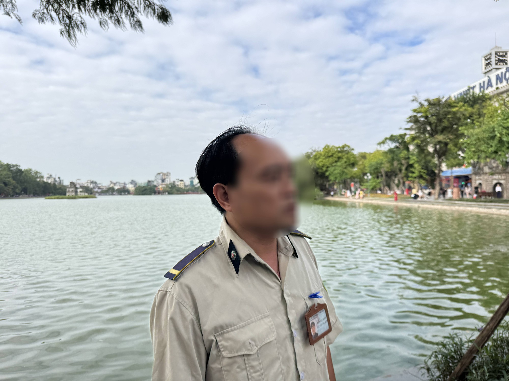 Người dân kể lại điểm lạ vụ cô gái tử vong sau khi lội xuống Hồ Gươm- Ảnh 2.