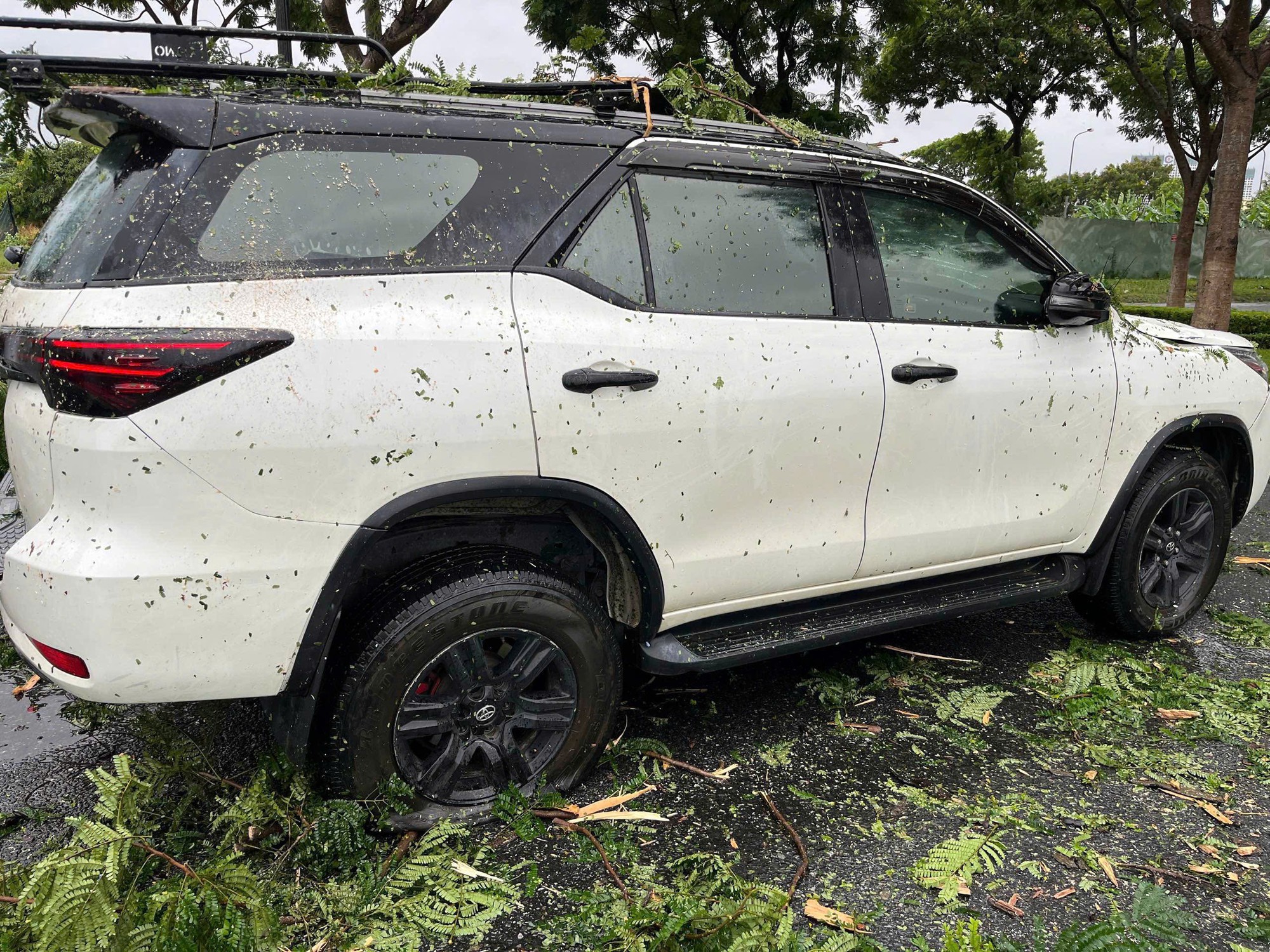 Chịu ảnh hưởng của bão số 10, người dân tìm mọi cách bảo vệ ô tô - Ảnh 1.