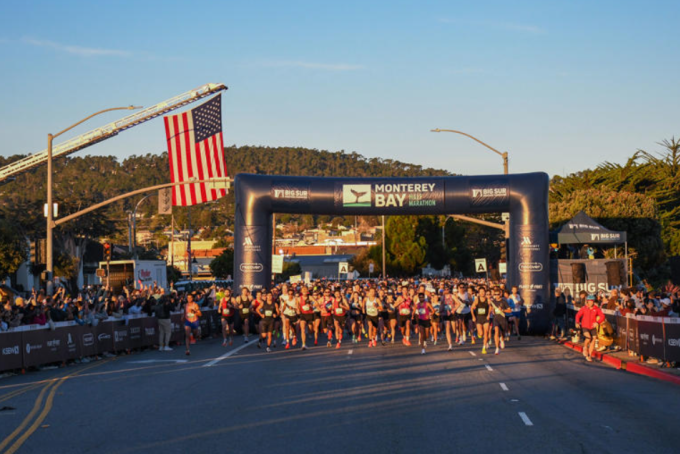 Các VĐV xuất phát tại Monterey Bay Half Marathon 2025. Ảnh: Monterey Herald
