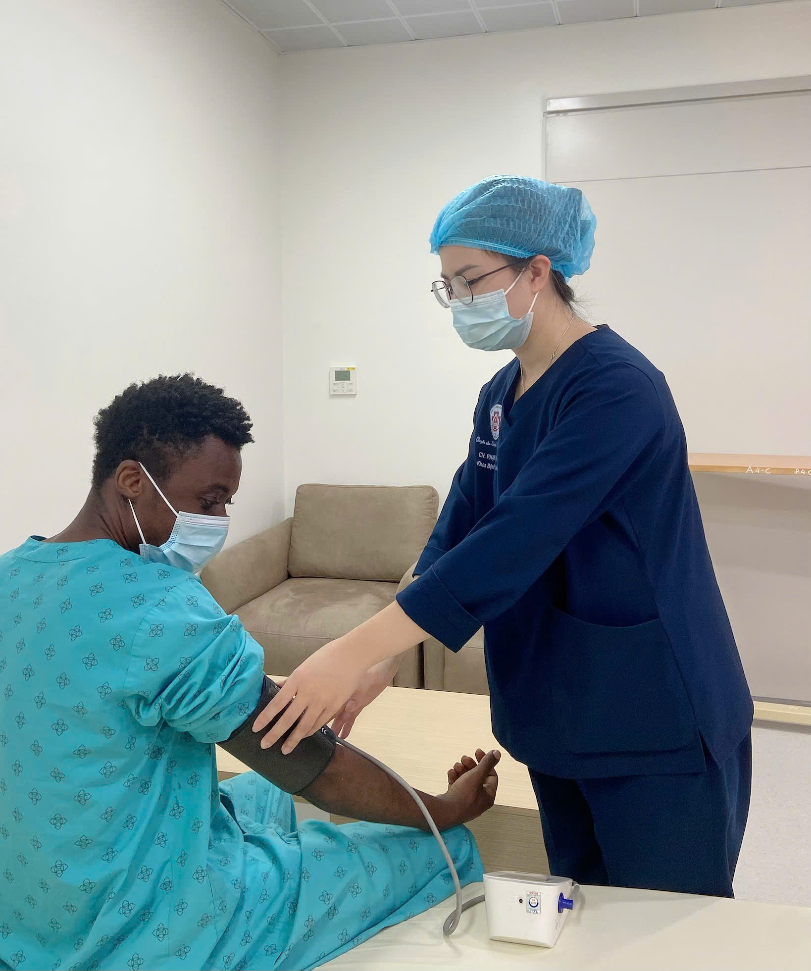 Người đàn ông sốt cao 40 độ, tổn thương gan, thận cấp tính vì căn bệnh ác tính mang từ quê nhà Nigeria về Việt Nam- Ảnh 1.