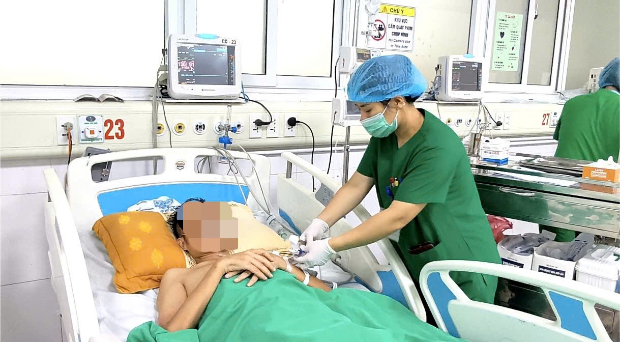 Bệnh nhân nhập viện trong tình trạng rất nặng sốt, sốc nhiễm khuẩn, nhiễm khuẩn huyết, thở ô xy kính, áp xe đa ổ đa tạng.