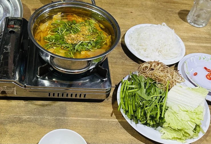 Rau nhúng lẩu hút nhiều chất béo, muối từ nước dùng. Ảnh: Ban Mai