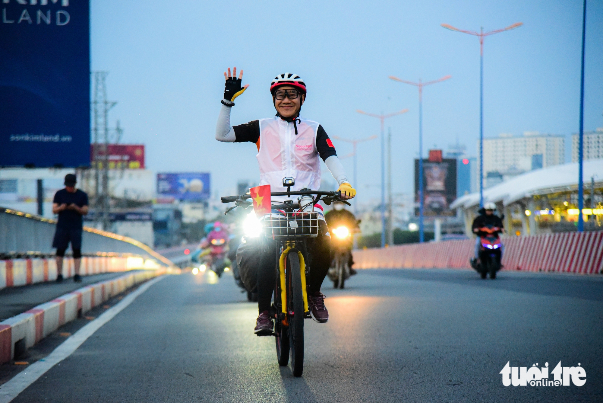 Người dân thích thú khi tiết trời TP.HCM lạnh 19 độ C 1 Người dân thích thú khi tiết trời TP.HCM lạnh 19 độ C - Ảnh 1.