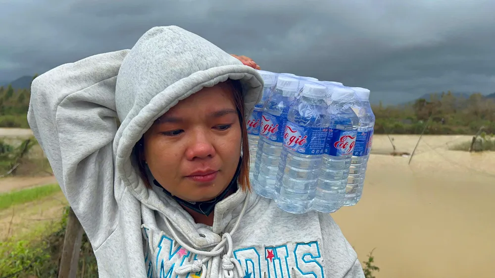 Chị Phạm Thị Hoa (40 tuổi, xóm 3, thôn Luật Lễ, xã Tuy Phước) nghẹn ngào chia sẻ: “Thiên tai đến, người dân không ai muốn nhưng giờ bà con khó khăn lắm, mong nhận được hàng cứu trợ để vượt qua khó khăn. Tôi cảm ơn đoàn từ thiện cứu trợ cho bà con. Hiện giờ gà, vịt chết hết rồi. Nước sạch cũng không có uống”. Cuu-tro-Gia-Lai-6.jpg