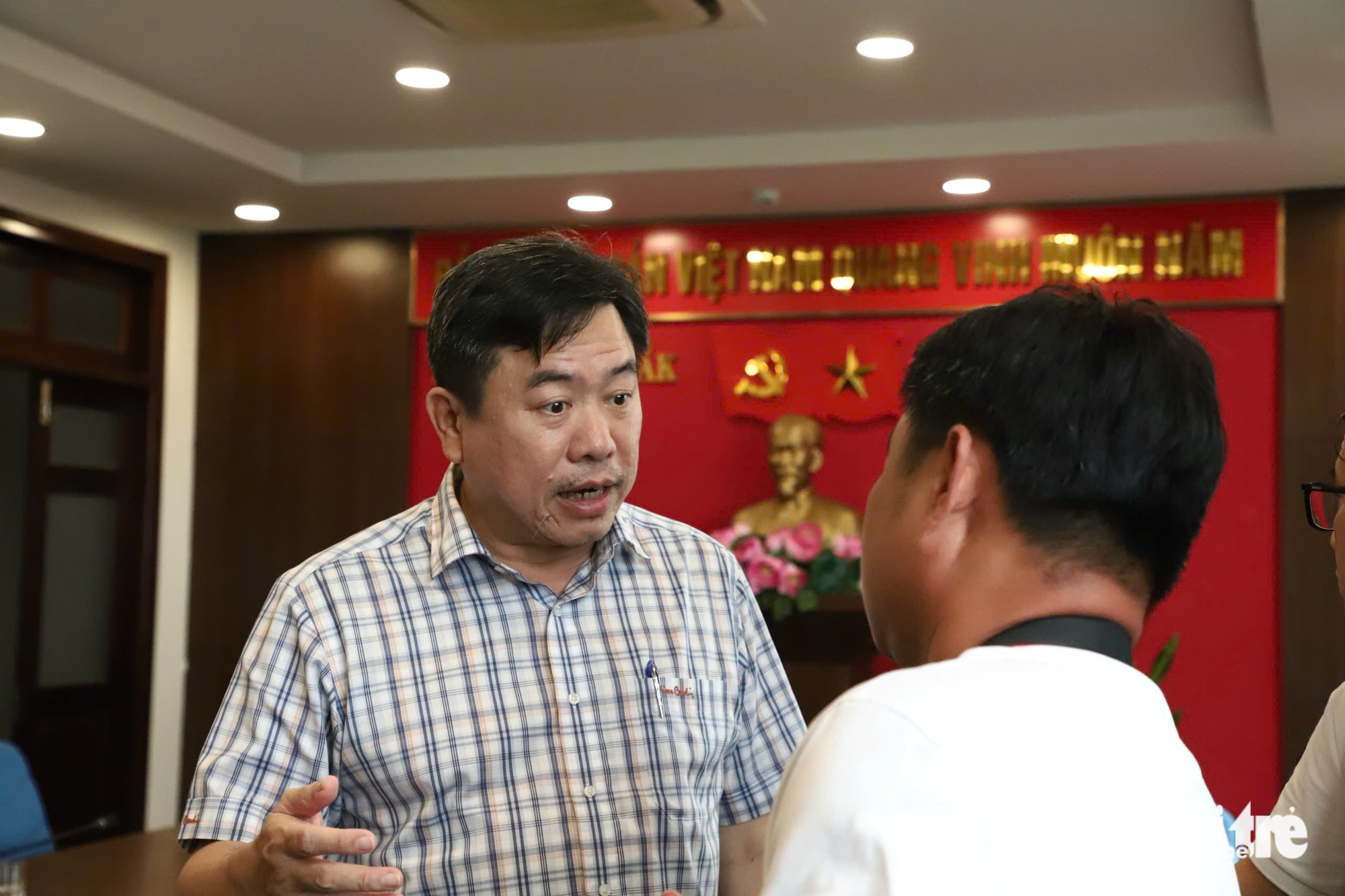 Người dân vùng lũ Phú Yên cũ cần chăn ấm, tôn lợp lại mái nhà - Ảnh 1.