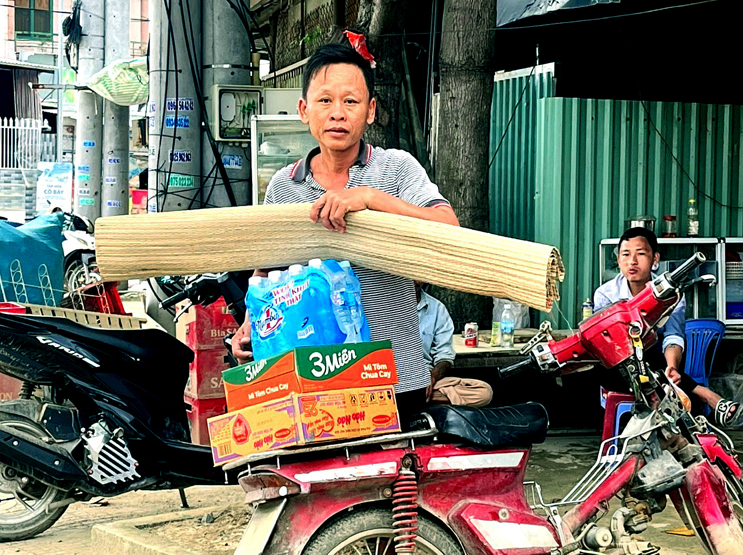 Người dân vùng rốn lũ Khánh Hòa vừa gượng dậy sau lũ vừa lo ứng phó bão số 15 1 Người dân vùng rốn lũ Khánh Hòa vừa gượng dậy sau lũ vừa lo ứng phó bão số 15 - Ảnh 1.
