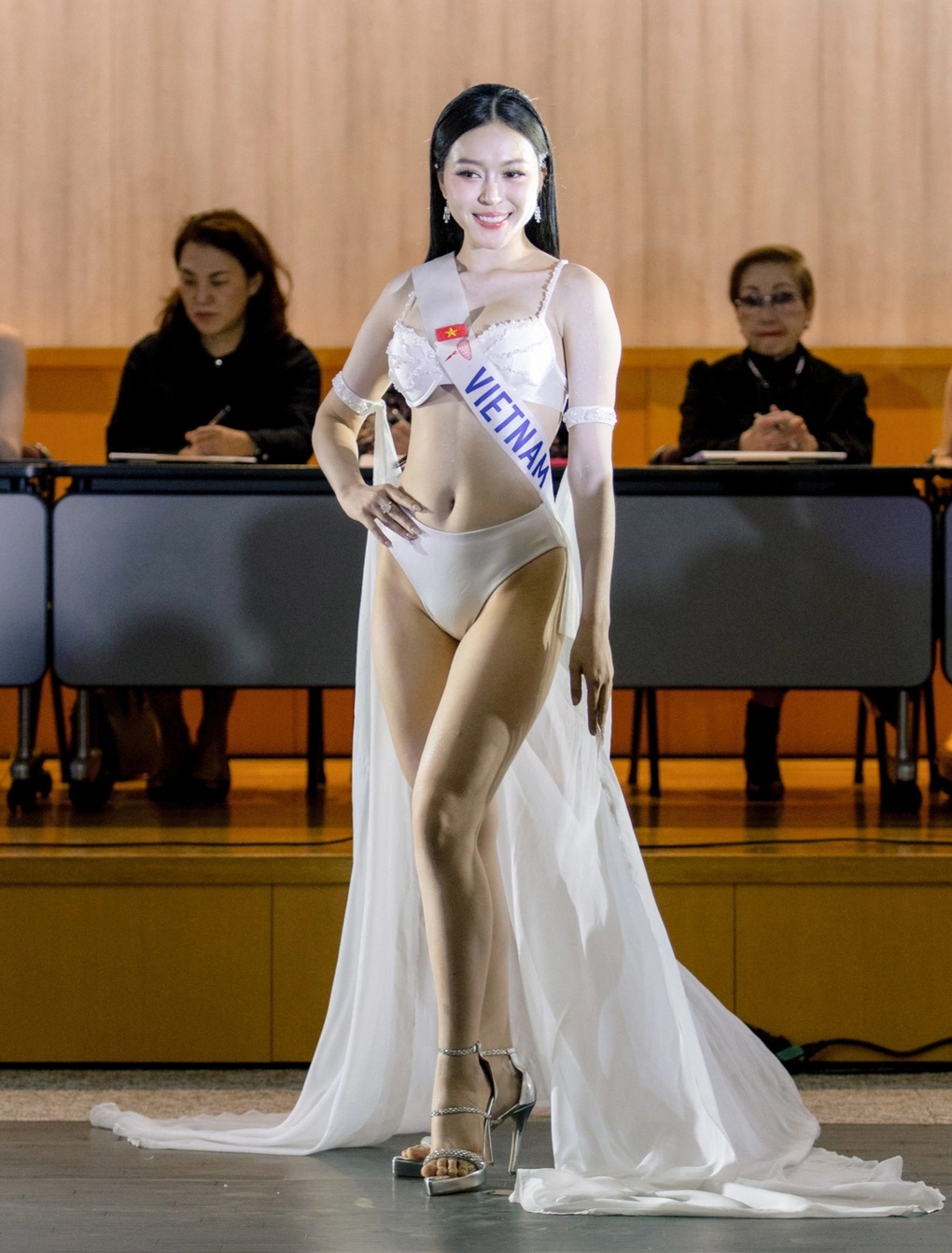 Người đẹp Việt Nam diện áo tắm gợi cảm tại Hoa hậu Quốc tế 2025 - 1