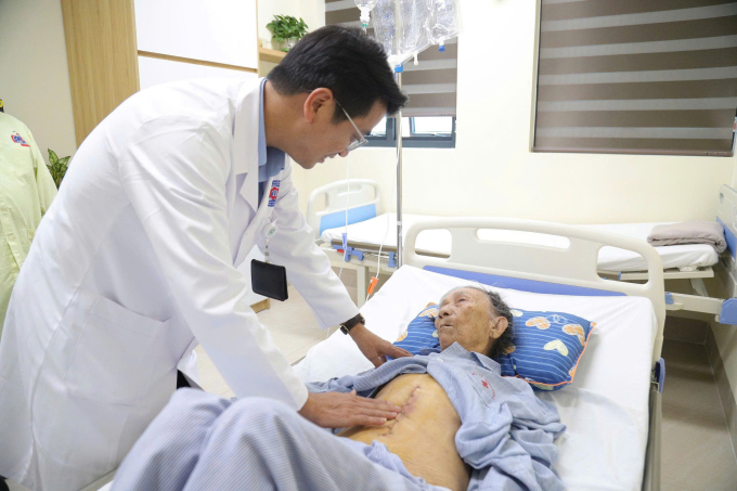 Bác sĩ thăm khám cho bệnh nhân sau phẫu thuật ung thư dạ dày. Ảnh: Quỳnh Hoa