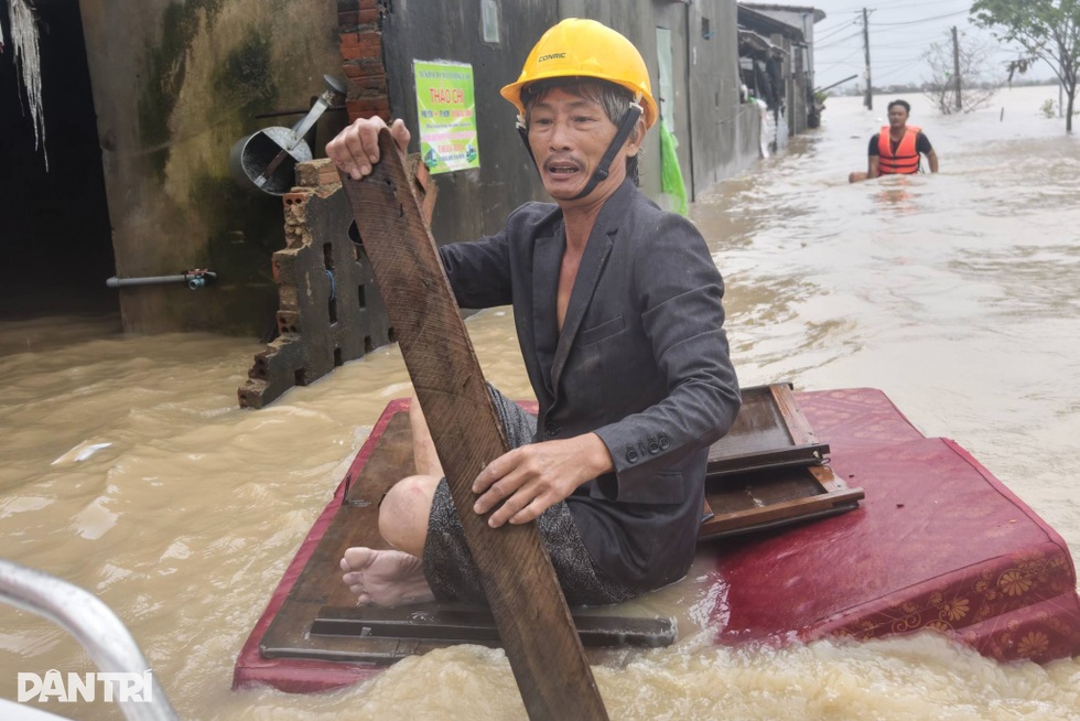 Người hùng thầm lặng lao vào tâm lũ cứu đồng bào miền Trung - 1