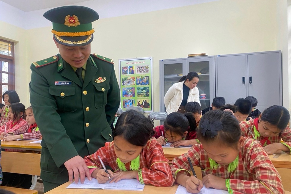 Người lính quân hàm xanh xây “cột mốc chữ” nơi đại ngàn biên giới - 1