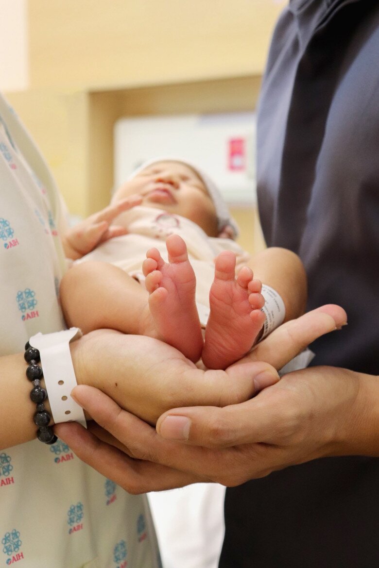 Cặp đôi khoe ảnh đầu đời của tiểu công chúa.