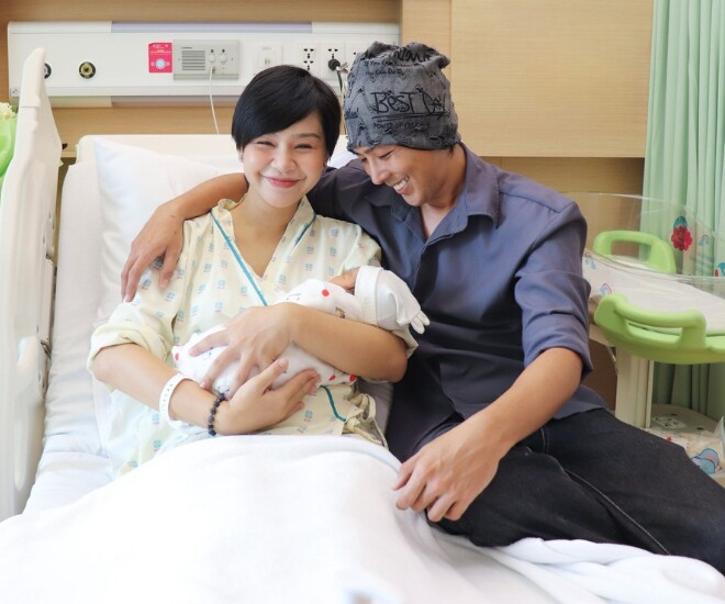 Vợ chồng Thu Trang - Quang Sơn đón con đầu lòng.