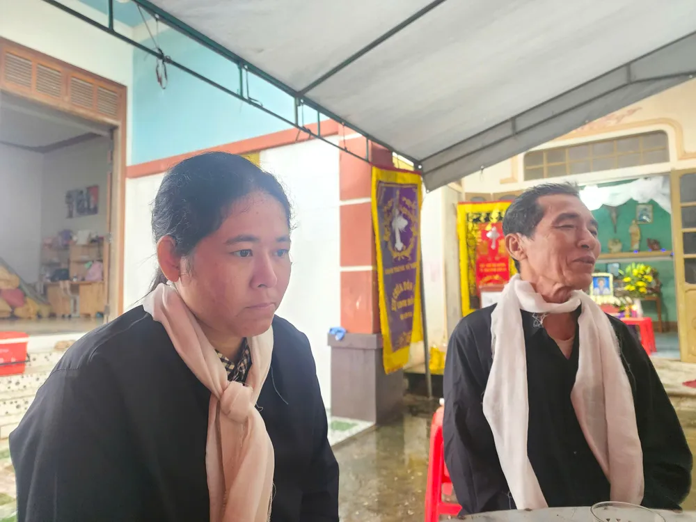 Chị Thơm không nói nên lời trước di ảnh của 3 đứa con. người mẹ