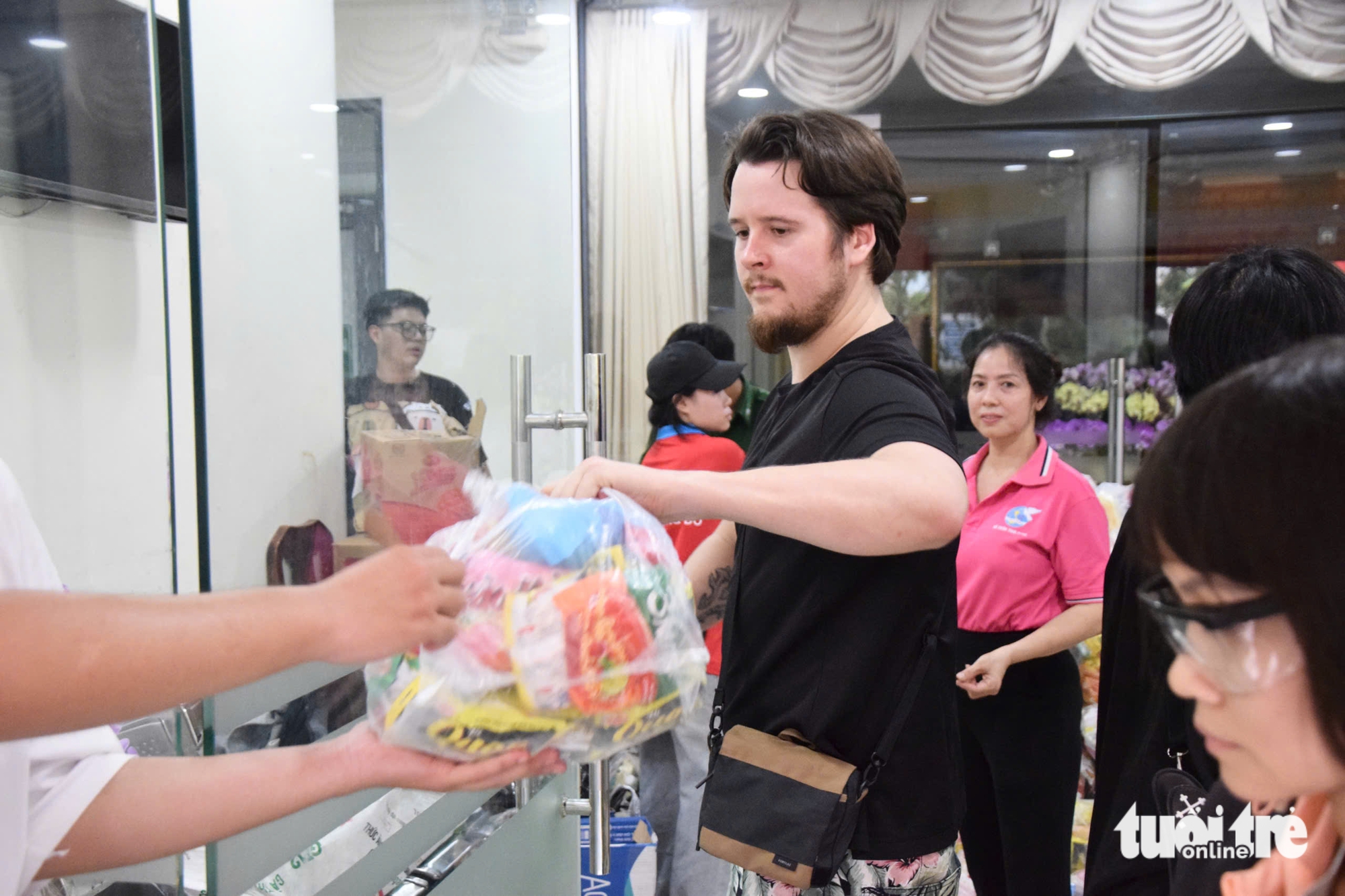 Người nước ngoài xắn tay áo, cùng đồng bào TP.HCM gửi yêu thương về miền Trung 1 miền Trung - Ảnh 1.