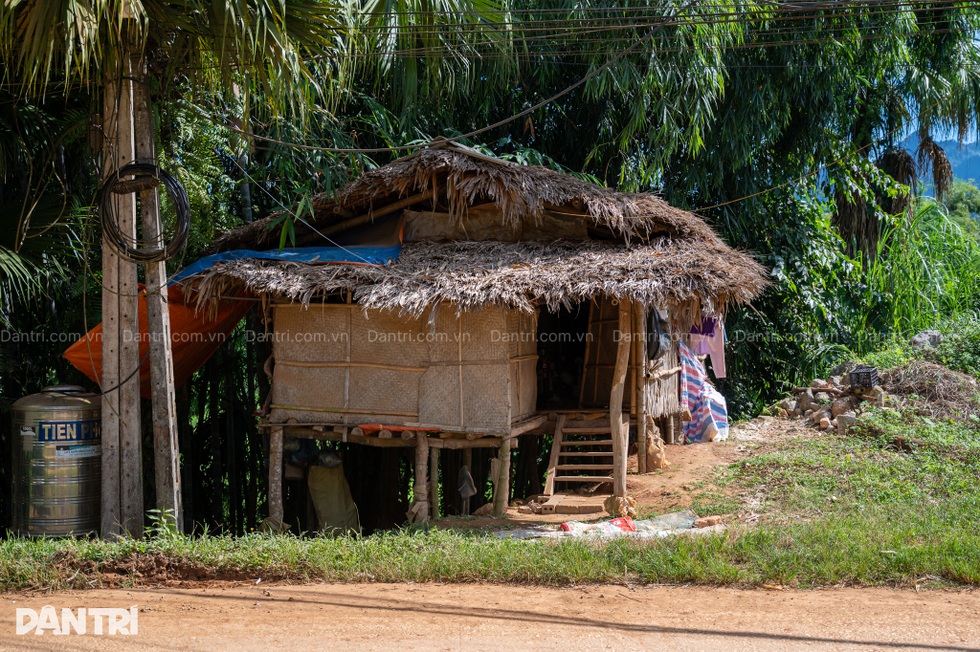 Người phụ nữ bất hạnh kiệt sức chăm mẹ tai biến và con trai liệt tứ chi - 1