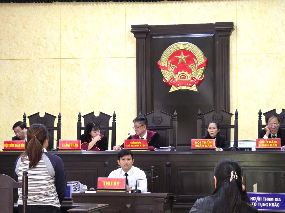 Bị cáo khai nhận hành vi sai phạm trước HĐXX. Ảnh: MINH TRƯỜNG. phan-lo-ban-nen-lua-dao-quang-tri.jpg