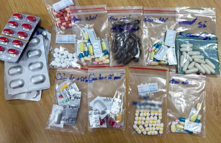 Số thuốc bệnh nhân uống hằng ngày, bác sĩ cũng không rõ loại gì. Ảnh: BVCC.