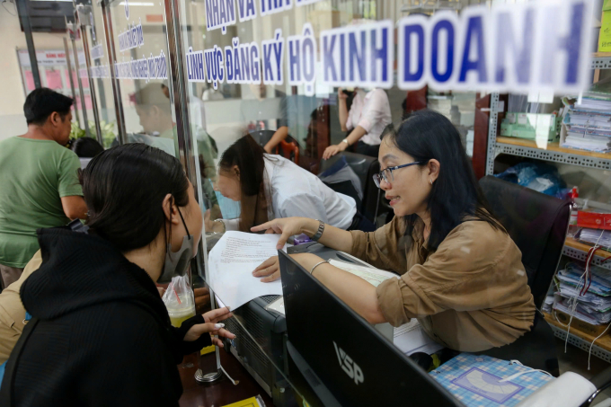 Người dân làm thủ tục đăng ký hộ kinh doanh tại trung tâm hành chính công tại UBND xã Bà Điểm, TP HCM. Ảnh: Đình Văn