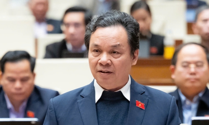 GS Hoàng Văn Cường (đoàn đại biểu TP Hà Nội) góp ý tại phiên thảo luận chiều 19/11. Ảnh: Media Quốc hội