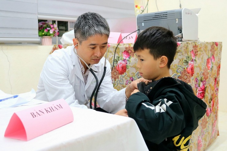 Bác sĩ Nguyễn Thành Nam, Giám đốc Trung tâm Nhi khoa, BV Bạch Mai khám cho bệnh nhân.