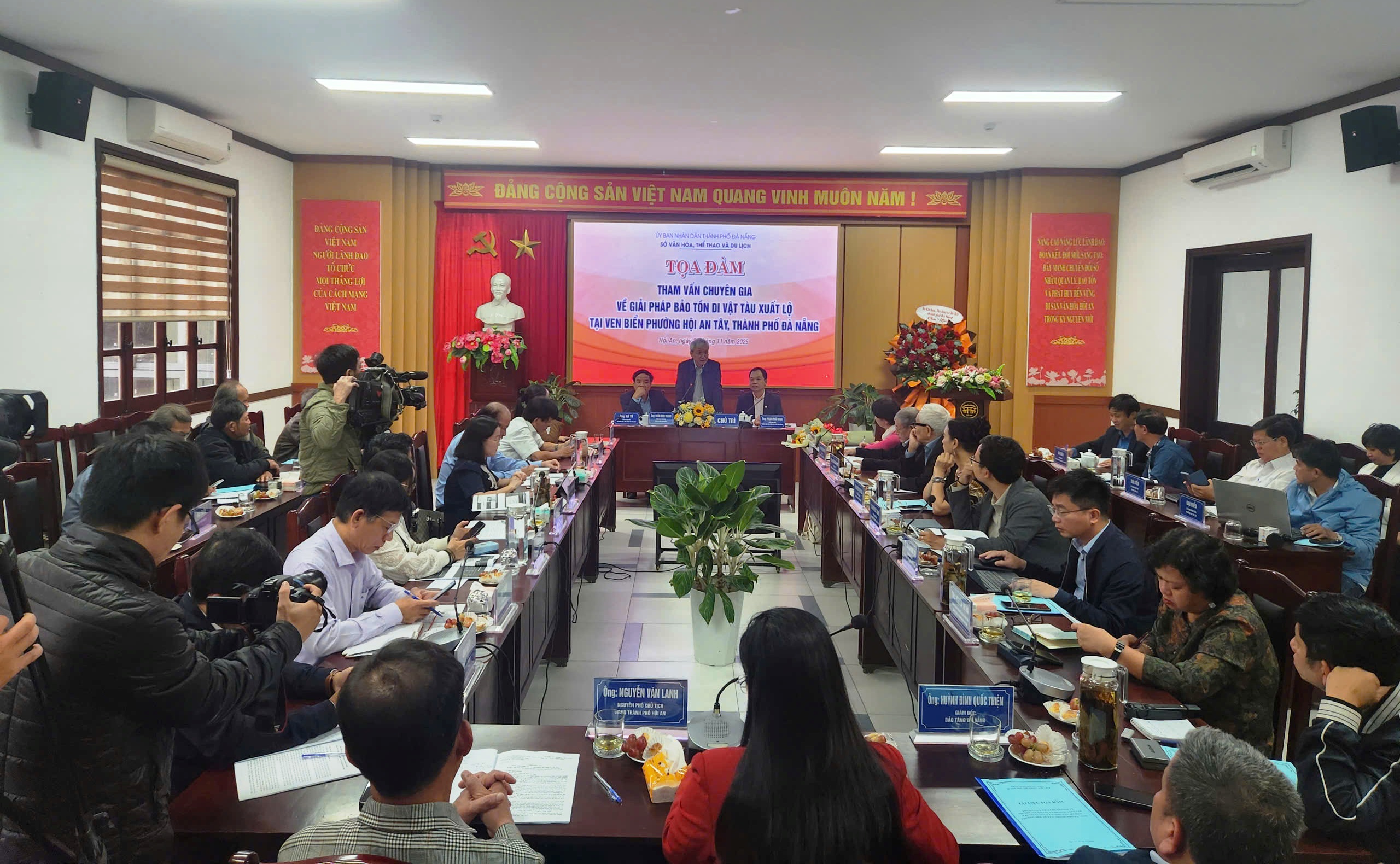 Tàu cổ phát lộ ở bờ biển Hội An: Nguy cơ hủy hoại nếu chậm can thiệp - Ảnh 1.