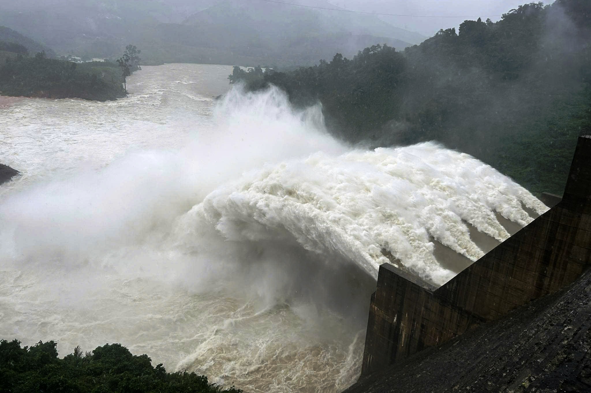 Nguy cơ lũ chồng lũ, Đà Nẵng lệnh các thủy điện xả lũ từ sáng nay - Ảnh 1.