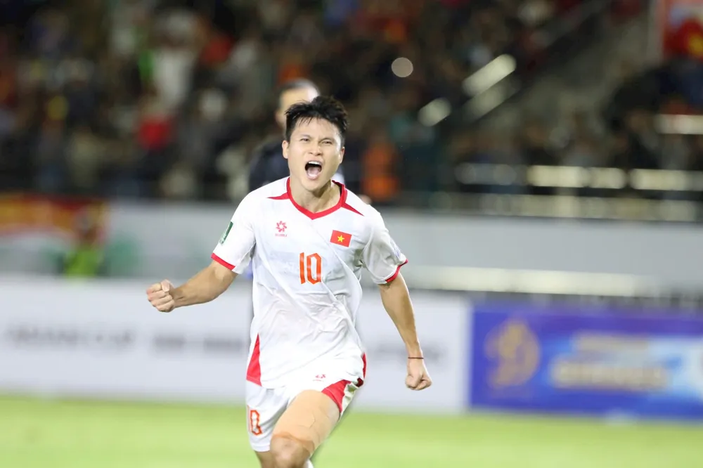 Tuấn Hải có một trận cầu tốt trên đất Lào. Ảnh: CCT. nguyen-xuan-son-xuat-sac-nhat-hlv-kim-sang-sik-noi-thang-ve-tuyen-viet-nam (4).jpg