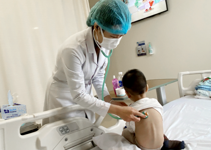 Bác sĩ khoa Nhi đang thăm khám cho một trẻ nhỏ. Ảnh: Bệnh viện cung cấp