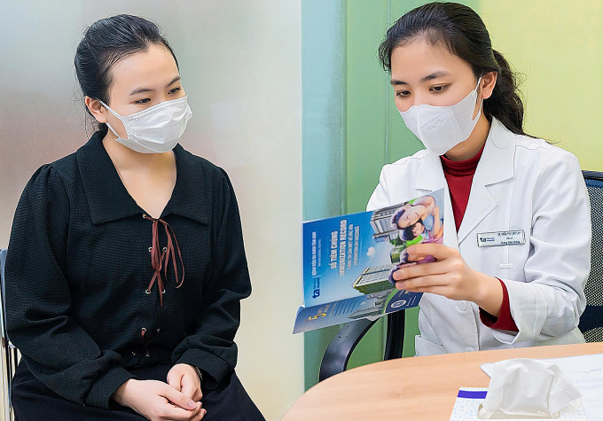 Bác sĩ Bệnh viện Đa khoa Tâm Anh Hà Nội đang tư vấn cho một phụ nữ tiêm vaccine. Ảnh: Bệnh viện cung cấp