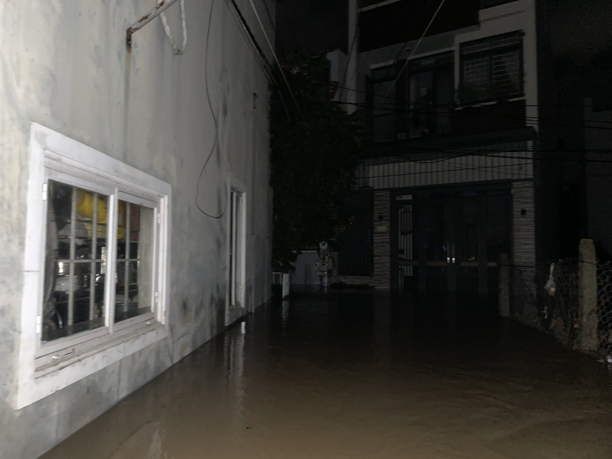 Nha Trang lũ chồng lũ, ngập nặng trong đêm- Ảnh 1.