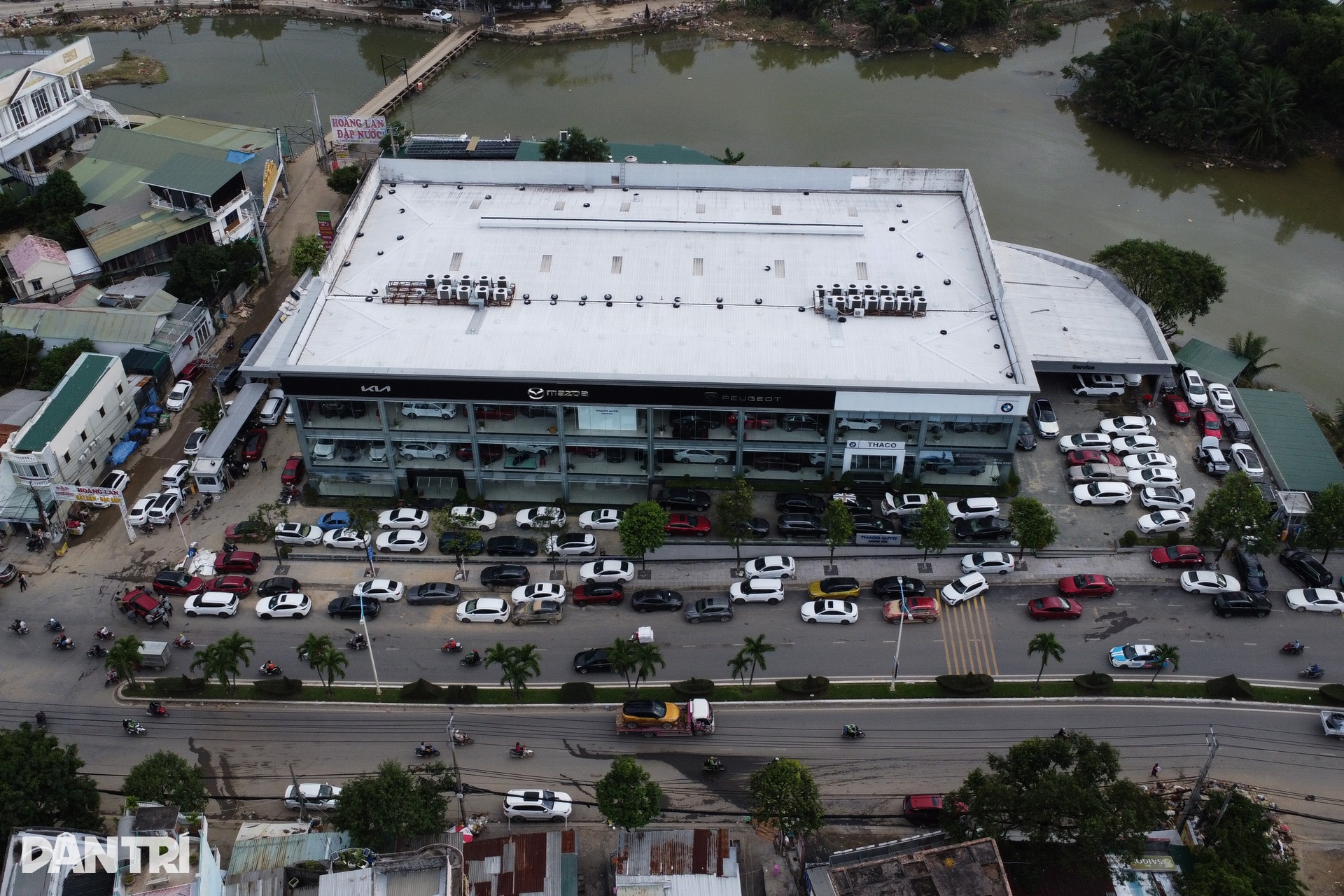 Nha Trang sau lũ: Gara quá tải, ô tô ngập nước la liệt chờ sửa chữa đến Tết - 1