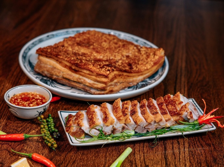 Món thịt quay giòn bì của quán được thực khách yêu thích 