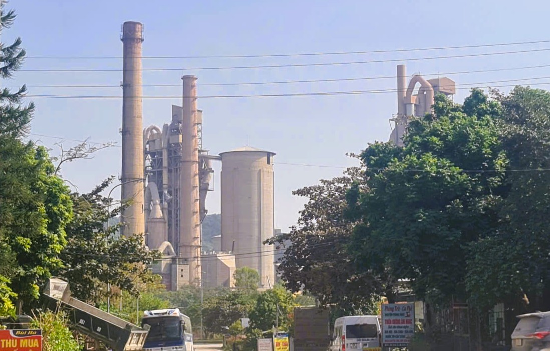 Nhà máy xi-măng Bỉm Sơn gặp sự cố, bụi đen bao trùm khu dân cư - Ảnh 1.