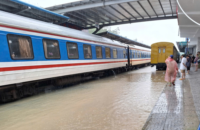 Nước ngập ở ga Diêu Trì (Gia Lai) ngày 19/11. Ảnh: VNR