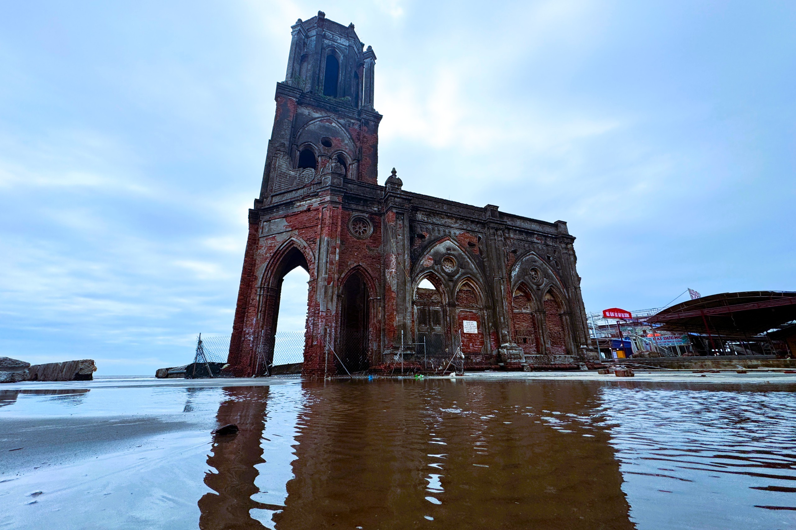 Nhà thờ đổ Hải Lý độc nhất vô nhị ở Việt Nam- Ảnh 1.