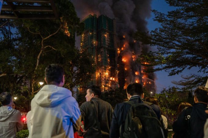 Người dân Wang Fuk Court nhìn ngọn lửa bốc lên tại các tòa nhà trong cụm chung cư ở quận Đại Bộ, Hong Kong ngày 26/11. Ảnh: Reuters