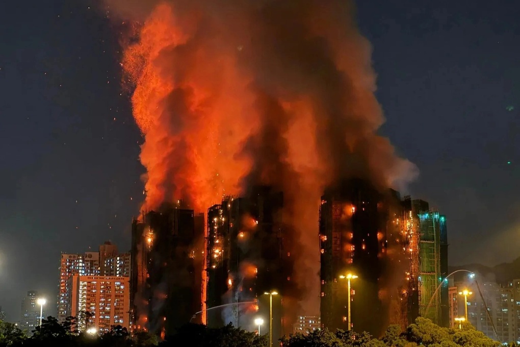 Cháy chung cư Hong Kong: Số nạn nhân tăng lên 128, lý do ngọn lửa lan nhanh  - 1