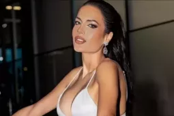 Hoa hậu Hòa bình Venezuela từ bỏ danh hiệu