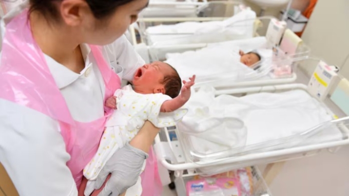 Nhật Bản tung tiền khuyến sinh, nỗ lực đảo ngược khủng hoảng dân số/Nhật Bản tính miễn phí toàn bộ chi phí sinh con để cứu vãn tỷ lệ sinh