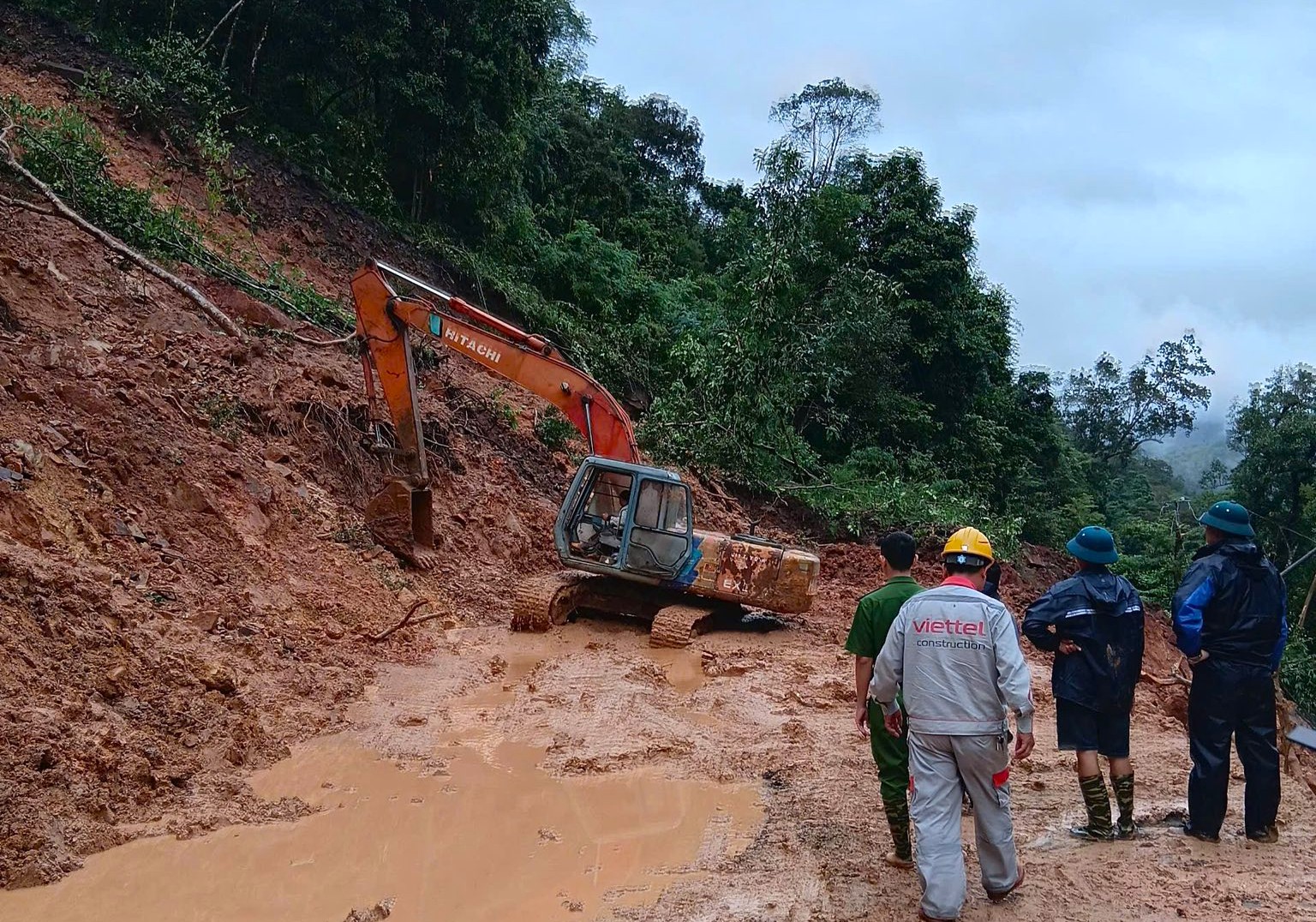 Quốc lộ 1 tắc nghẽn 20km, đường sắt qua Đắk Lắk tê liệt - Ảnh 1. lũ - Ảnh 1.