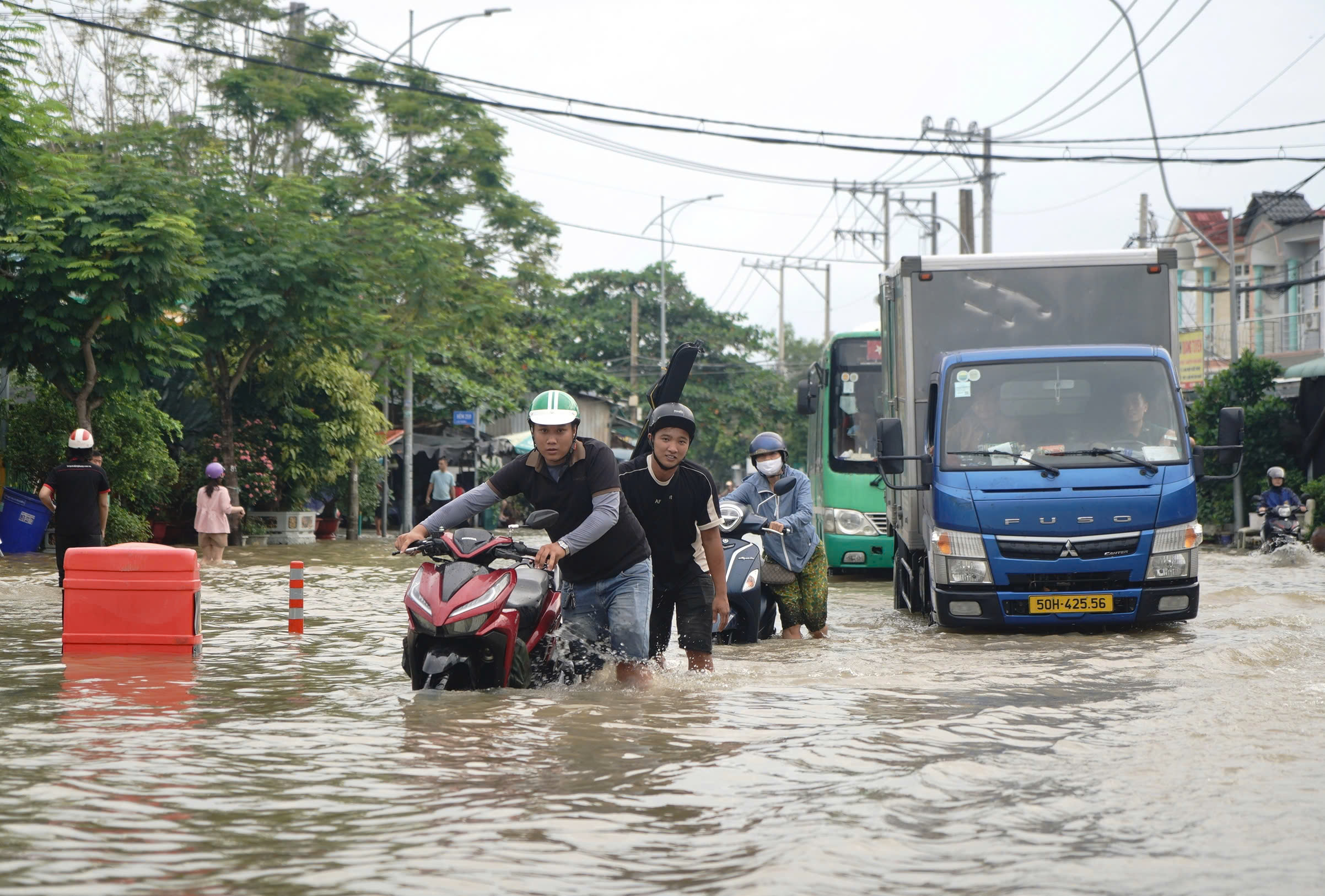 - Ảnh 1. Ngập do mưa dông và triều cường ở TP HCM: Nhiều khuyến cao quan trọng - Ảnh 1.