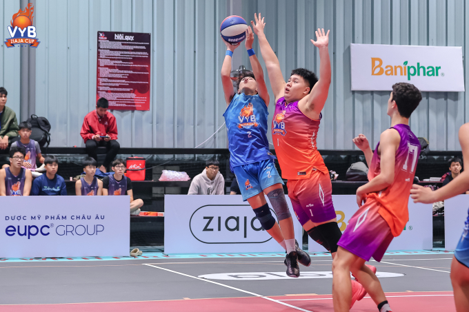 Nguyễn Trãi - Ba Đình (áo xanh) thắng sát nút THPT Dewey Tây Hồ. Ảnh: VYB