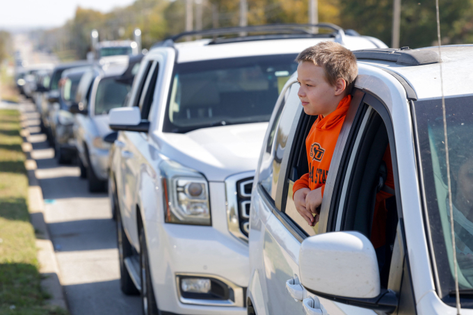 Ôtô xếp hàng chờ nhận thực phẩm hỗ trợ tại Tulsa, bang Oklahoma, ngày 6/11. Ảnh: AP